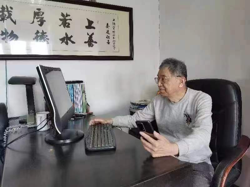 上海涂染协会信息部主任陈信华高工在认真听亚太涂料大会专家的演！