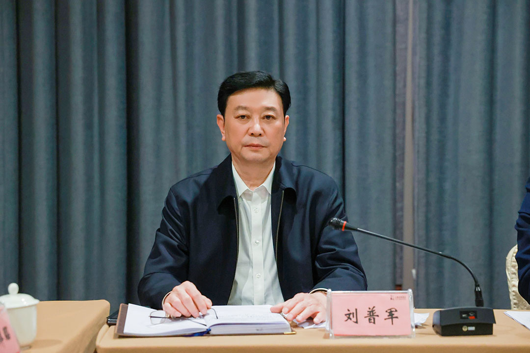 中国涂料工业协会会长刘普军主持会议并致辞