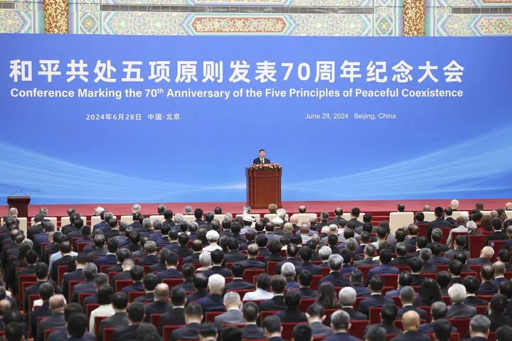 6月28日上午，和平共处五项原则发表70周年纪念大会在北京人民大会堂隆重举行。国家主席习近平出席纪念大会并发表题为《弘扬和平共处五项原则，携手构建人类命运共同体》的重要讲话。新华社记者 丁海涛 摄