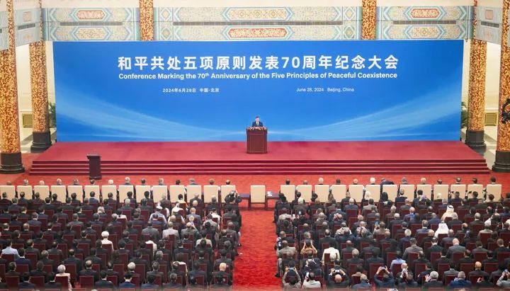 6月28日上午，和平共处五项原则发表70周年纪念大会在北京人民大会堂隆重举行。国家主席习近平出席纪念大会并发表题为《弘扬和平共处五项原则，携手构建人类命运共同体》的重要讲话。新华社记者 李涛 摄